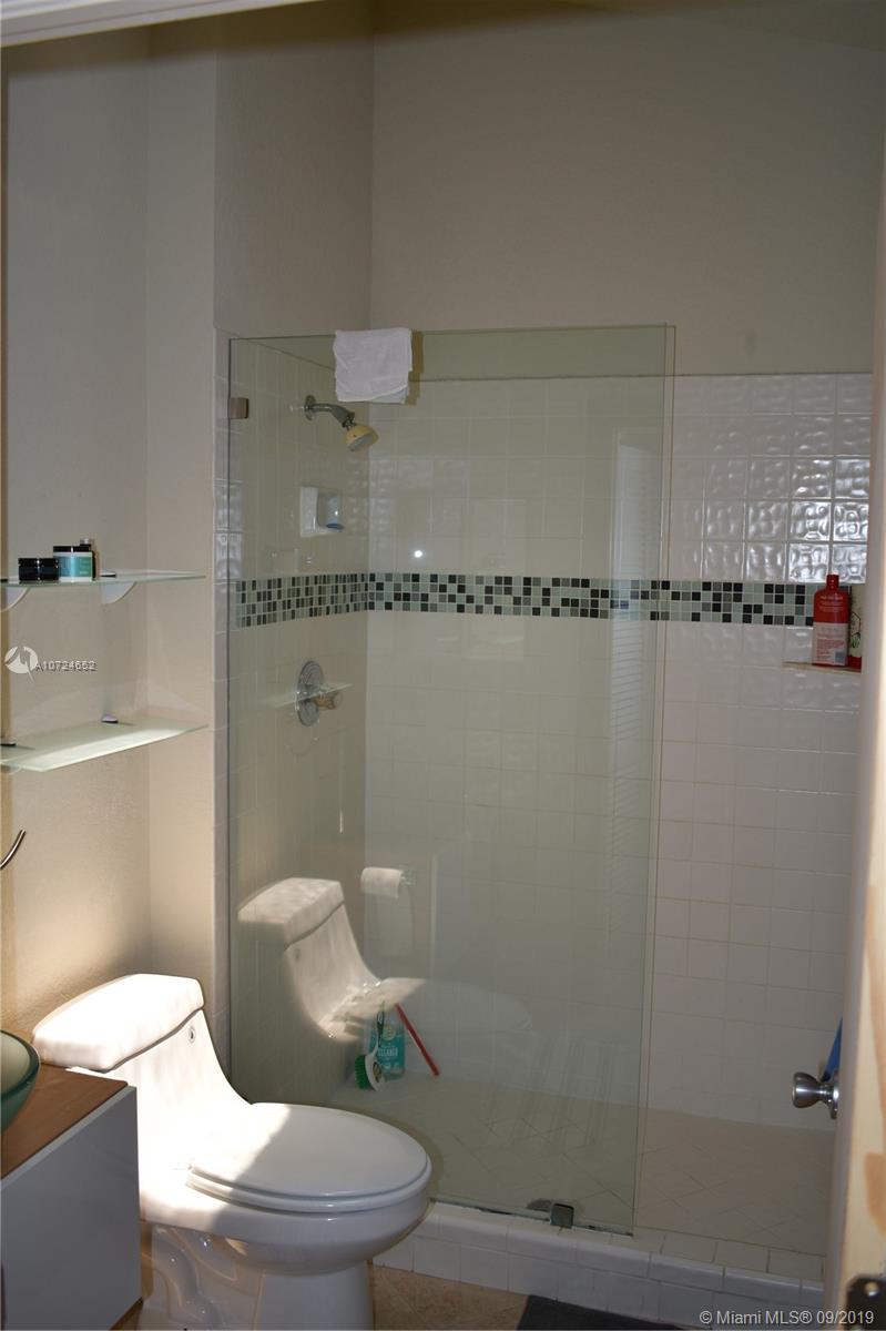 5541 Croydon Court Boca Raton, FL 33486 - Photo 20 of 32 2nd Bathroom