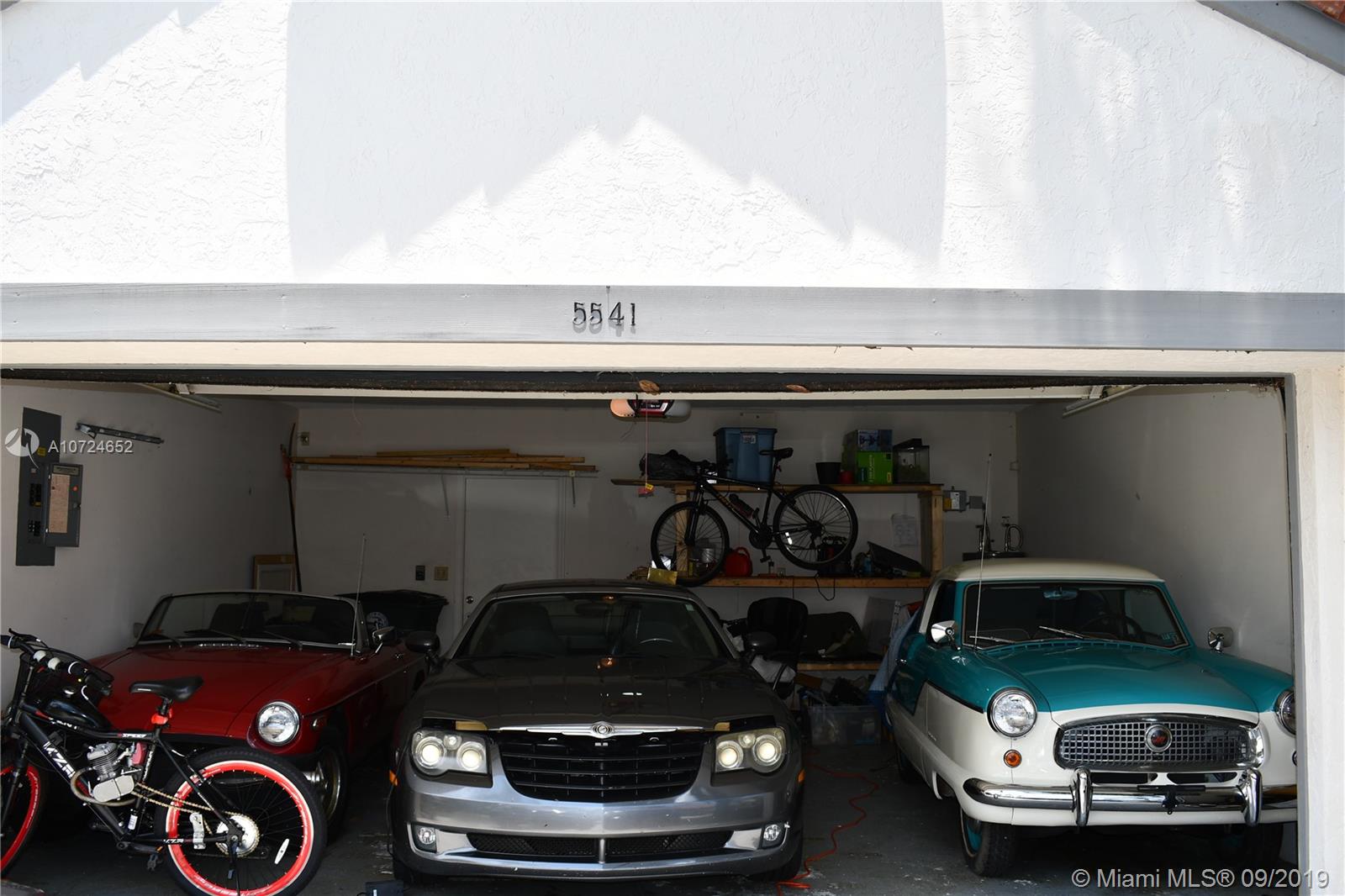 5541 Croydon Court Boca Raton, FL 33486 - Photo 25 of 32 Oversized garage (Cars are not included in the sale)