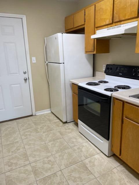 6905 Sea Turtle Circle, Unit E Navarre, FL 32566 - Photo 6 of 14 a kitchen with a stove and a refrigerator