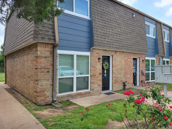 $1,250 | 101 Brookside Lane, Unit 9, Sealy, TX 77474