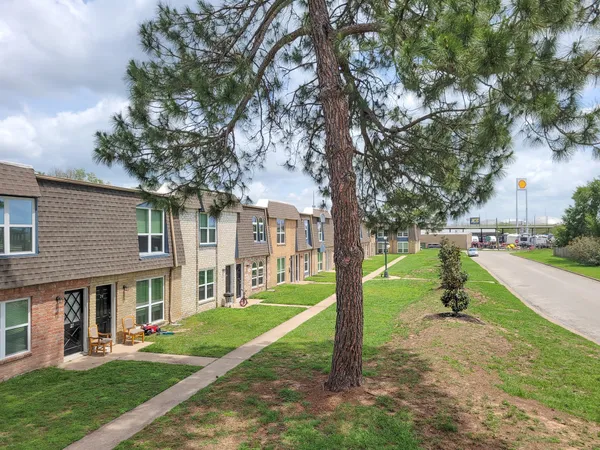 $1,250 | 101 Brookside Lane, Unit 9, Sealy, TX 77474