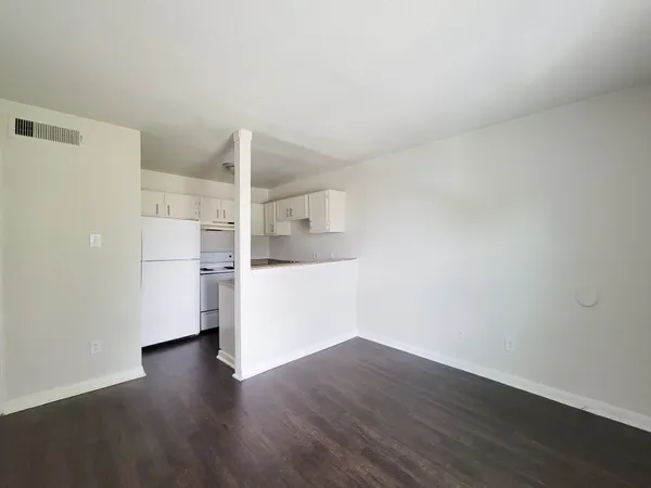 $1,250 | 101 Brookside Lane, Unit 9, Sealy, TX 77474