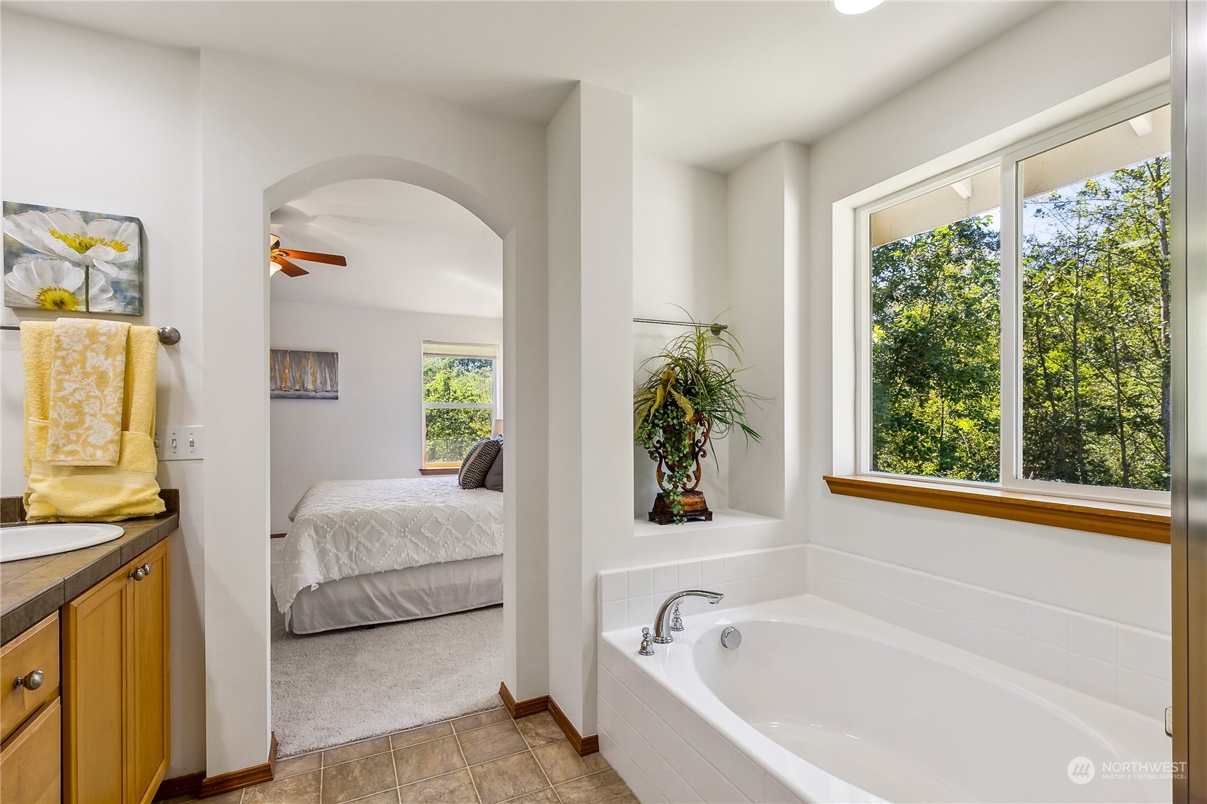 3426 172nd Place Southeast Bothell, WA 98012 - Photo 24 of 33 a en suite spacious bathroom with a tub and window