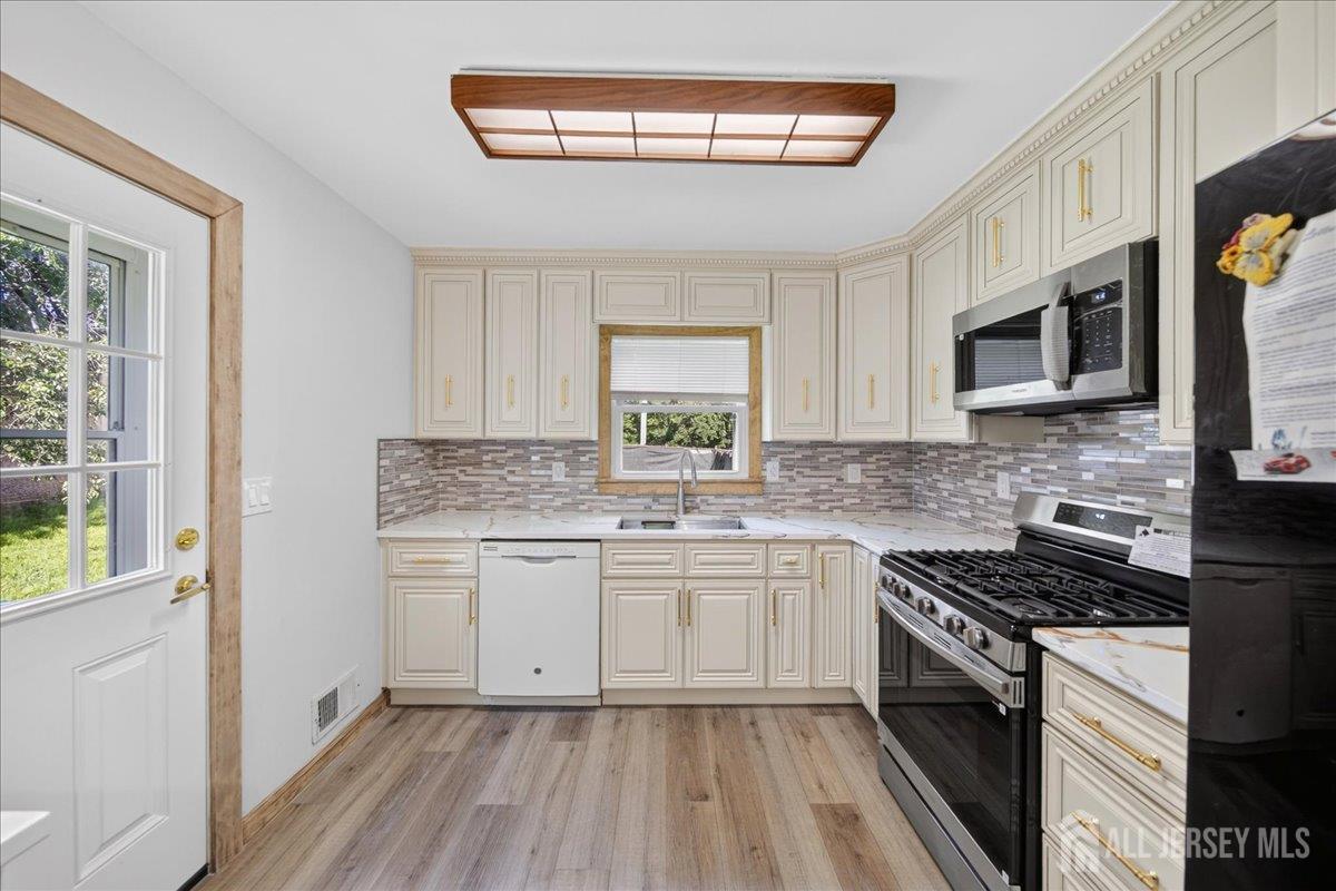 204 Marlin Road Fords, NJ 08863 - Photo 8 of 28 Gallery Image 8