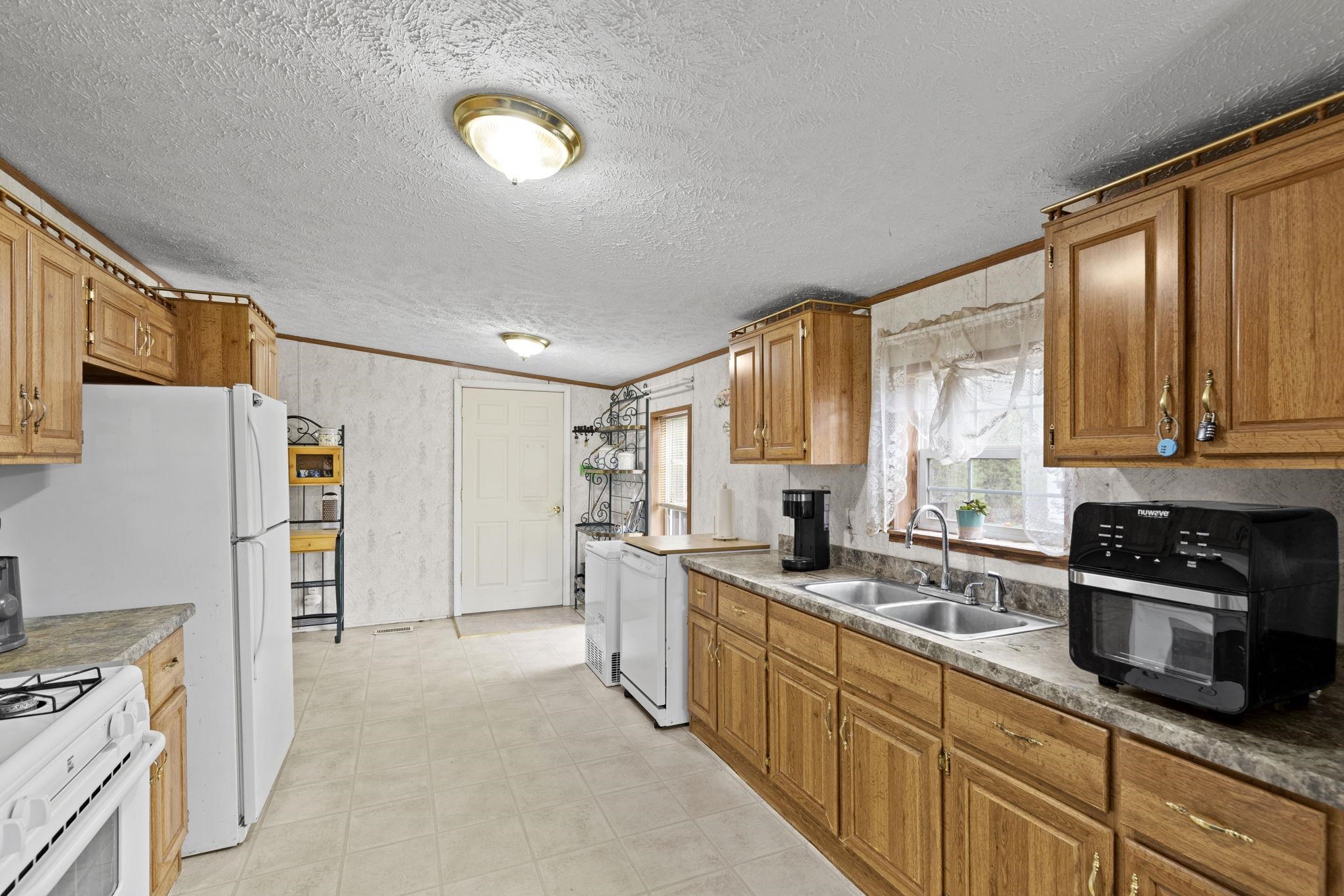 3 Highview Circle Raymond, NH 03077 - Photo 14 of 34