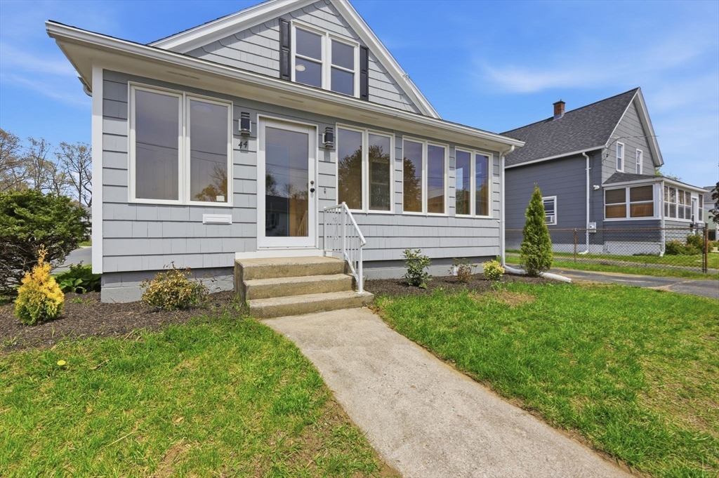 44 Frontenac Street Springfield, MA 01151 - Photo 4 of 36