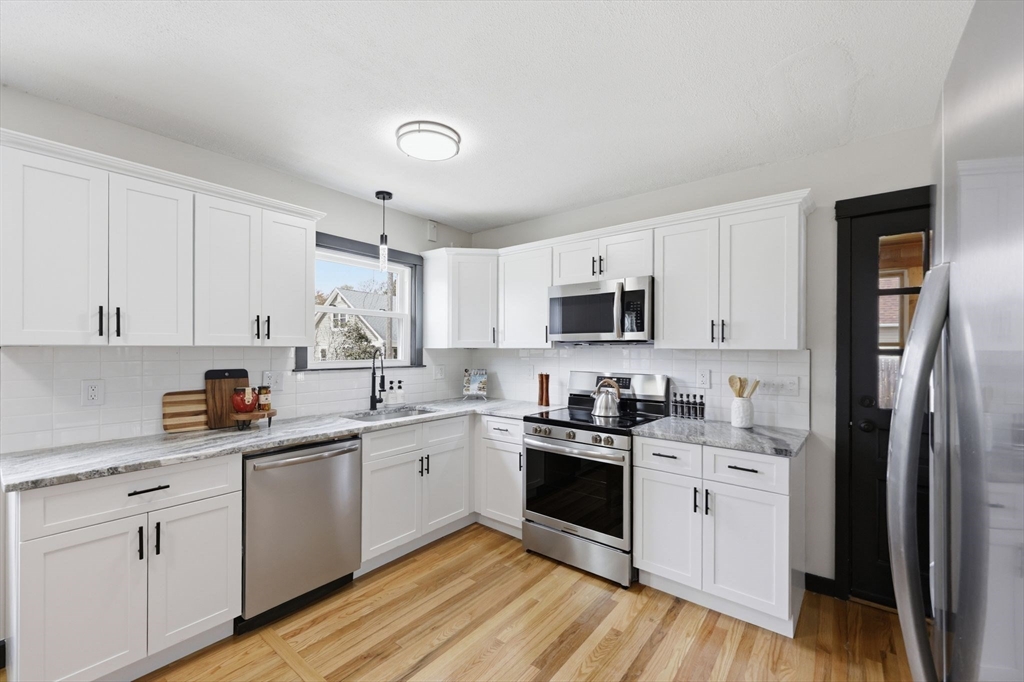 44 Frontenac Street Springfield, MA 01151 - Photo 9 of 36