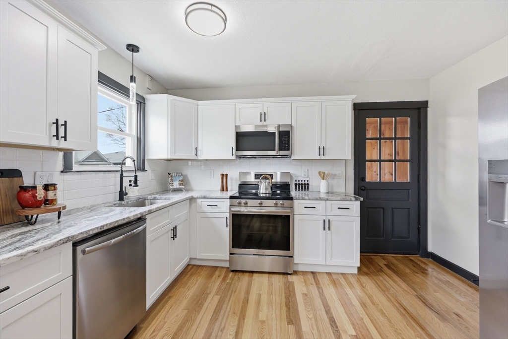 44 Frontenac Street Springfield, MA 01151 - Photo 10 of 36