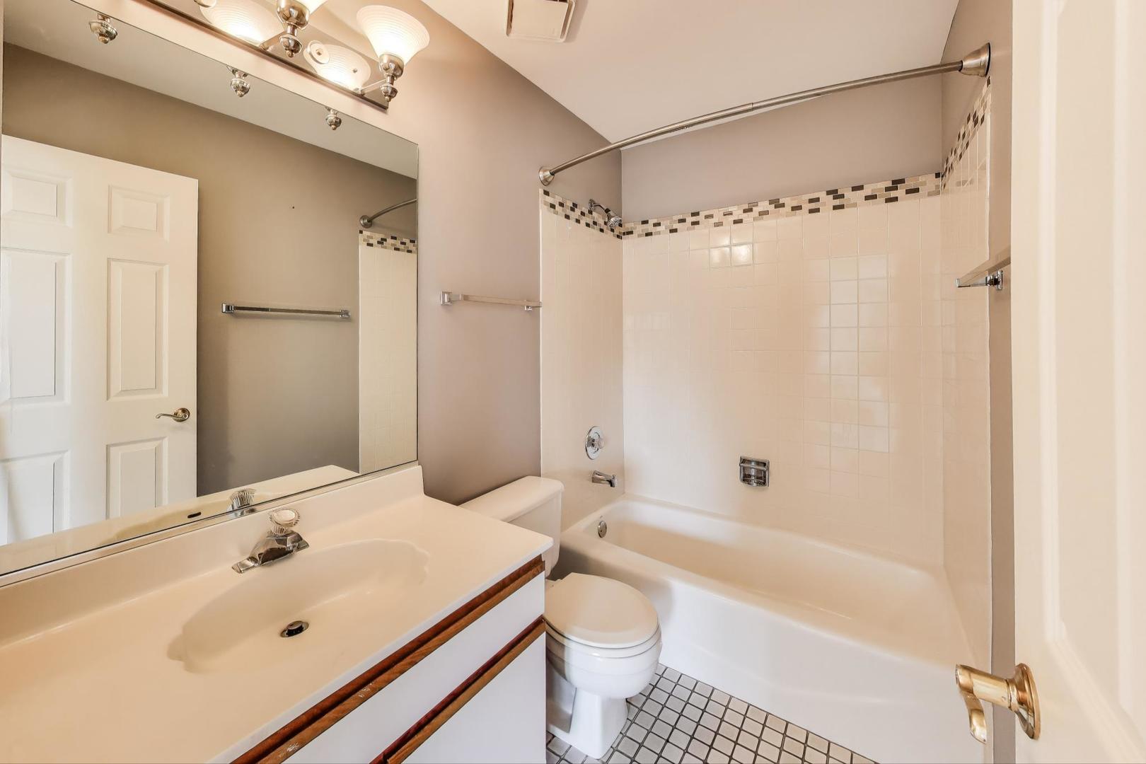914 Prospect Court, Unit 914 Naperville, IL 60540 - Photo 24 of 38 a bathroom with a sink a toilet and a bathtub