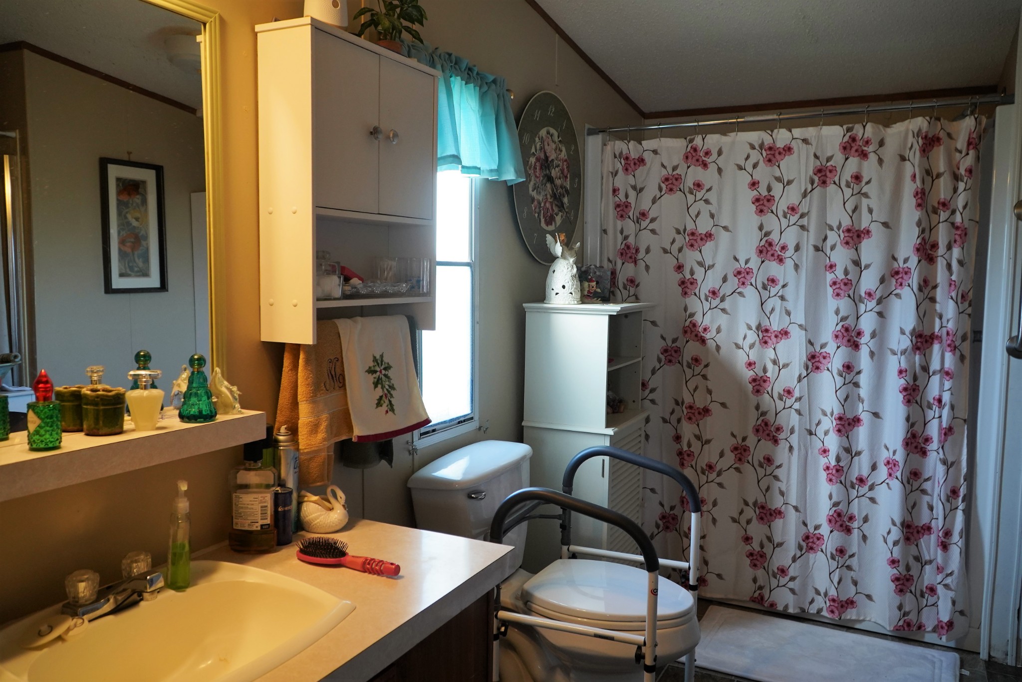 680 Howell Hill Road Flintville, TN 37335 - Photo 13 of 48 a room with furniture and a window