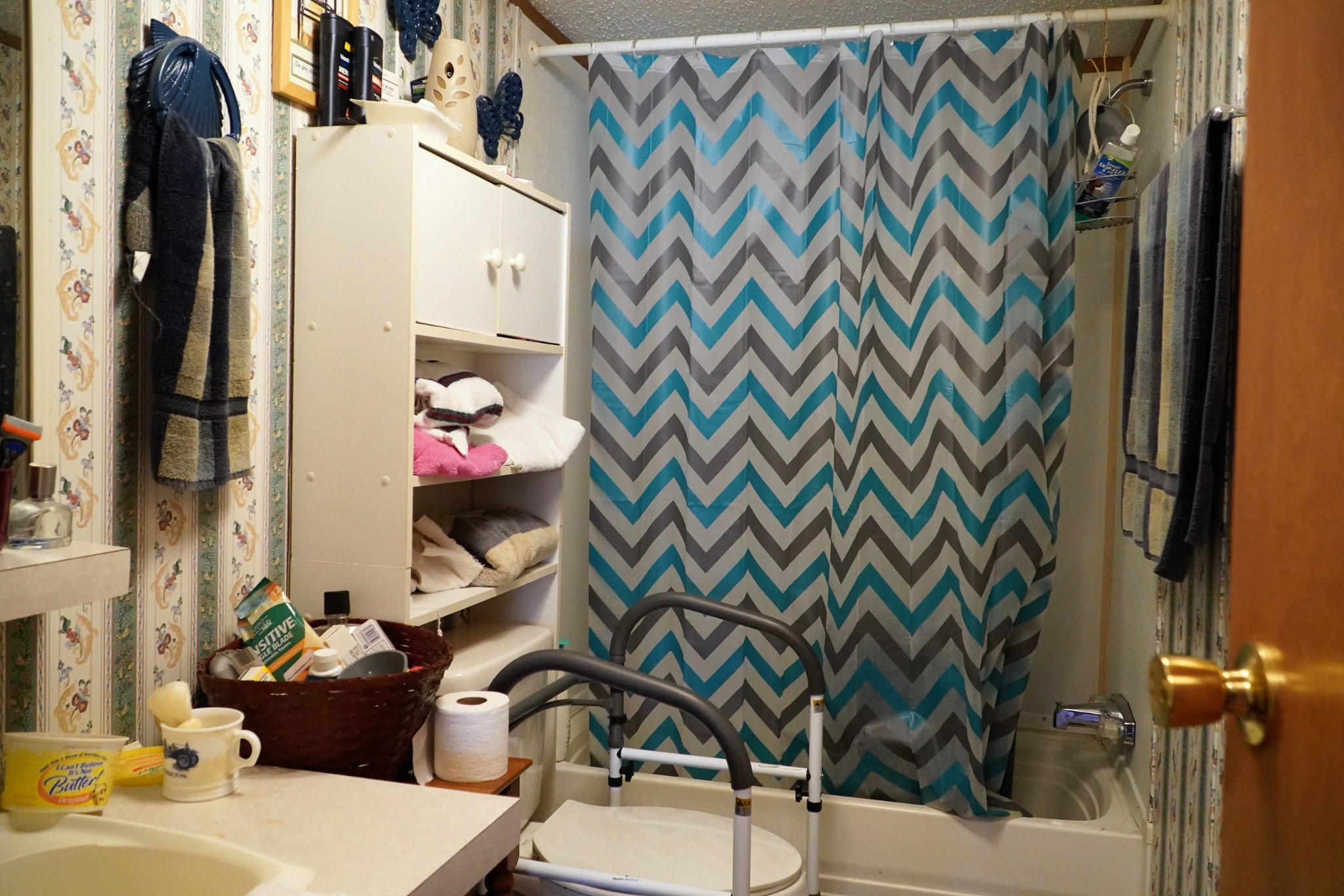 680 Howell Hill Road Flintville, TN 37335 - Photo 15 of 48 a bathroom with a sink mirror and vanity