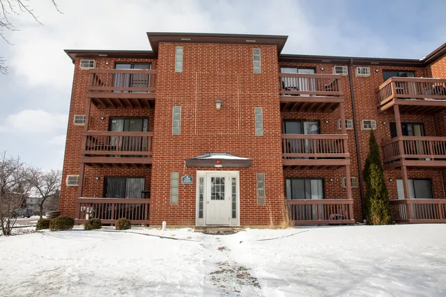 $179,000 | 1130 Evergreen Avenue, Unit 1A, Glendale Heights, IL 60139