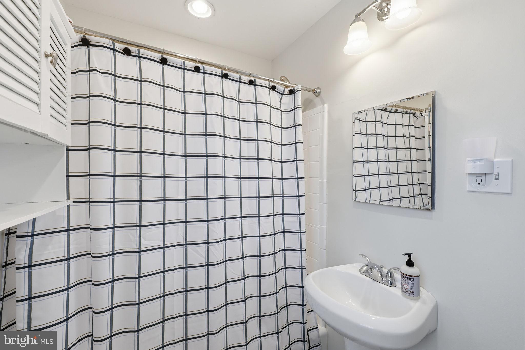 10304 Ridgemoor Drive Silver Spring, MD 20901 - Photo 12 of 17 Upper level full bathroom.