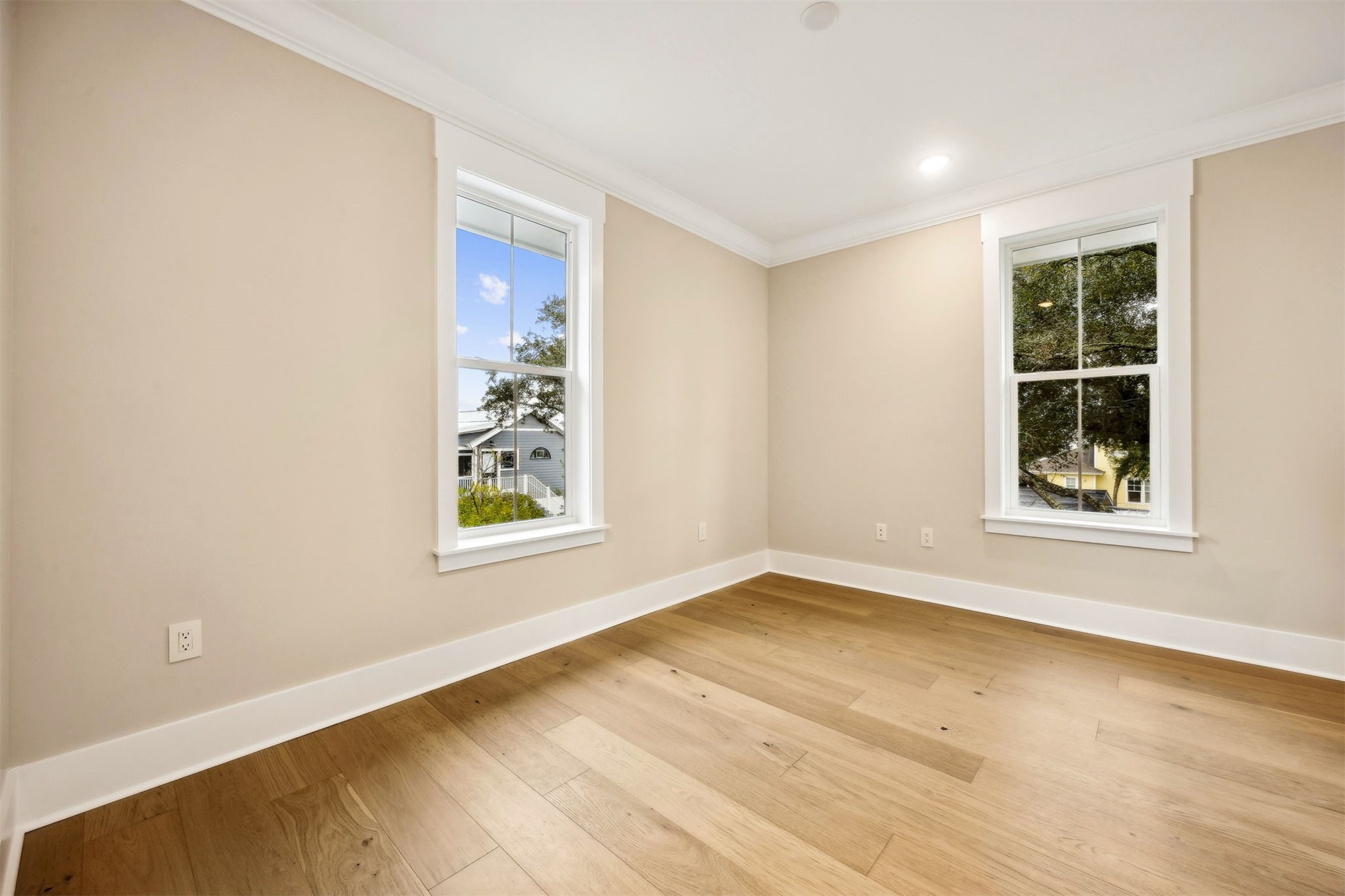 1111 White Street Fernandina Beach, FL 32034 - Photo 38 of 82 an empty room with windows