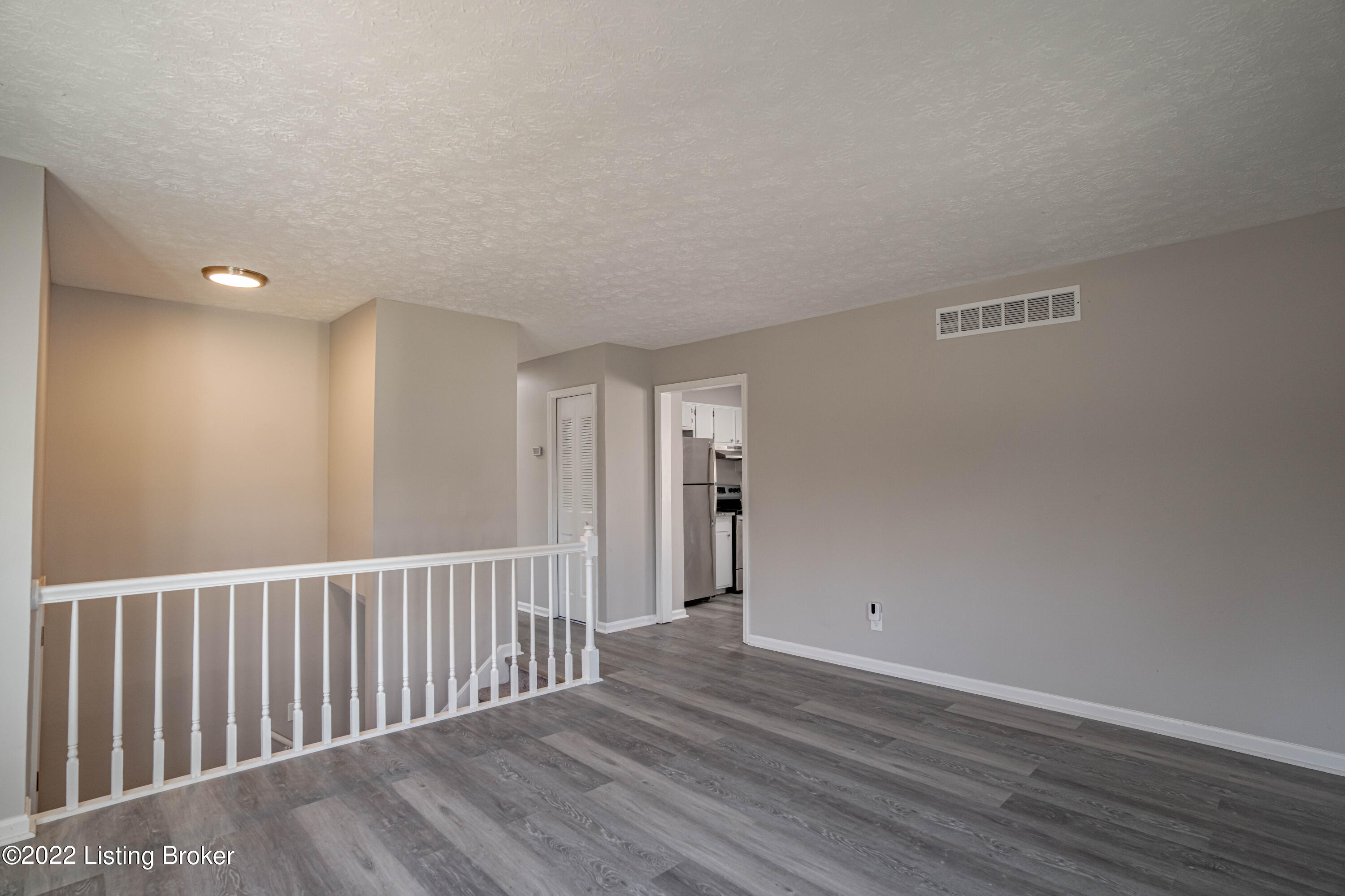272 Topfield Road Louisville, KY 40229 - Photo 3 of 52 DSC01375