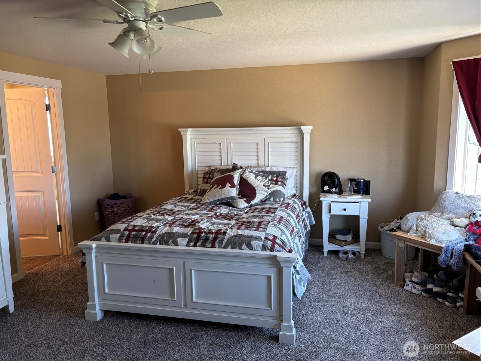 909 Polo Ridge Moses Lake, WA 98837 - Photo 14 of 27 a bed sitting in a room next to a window