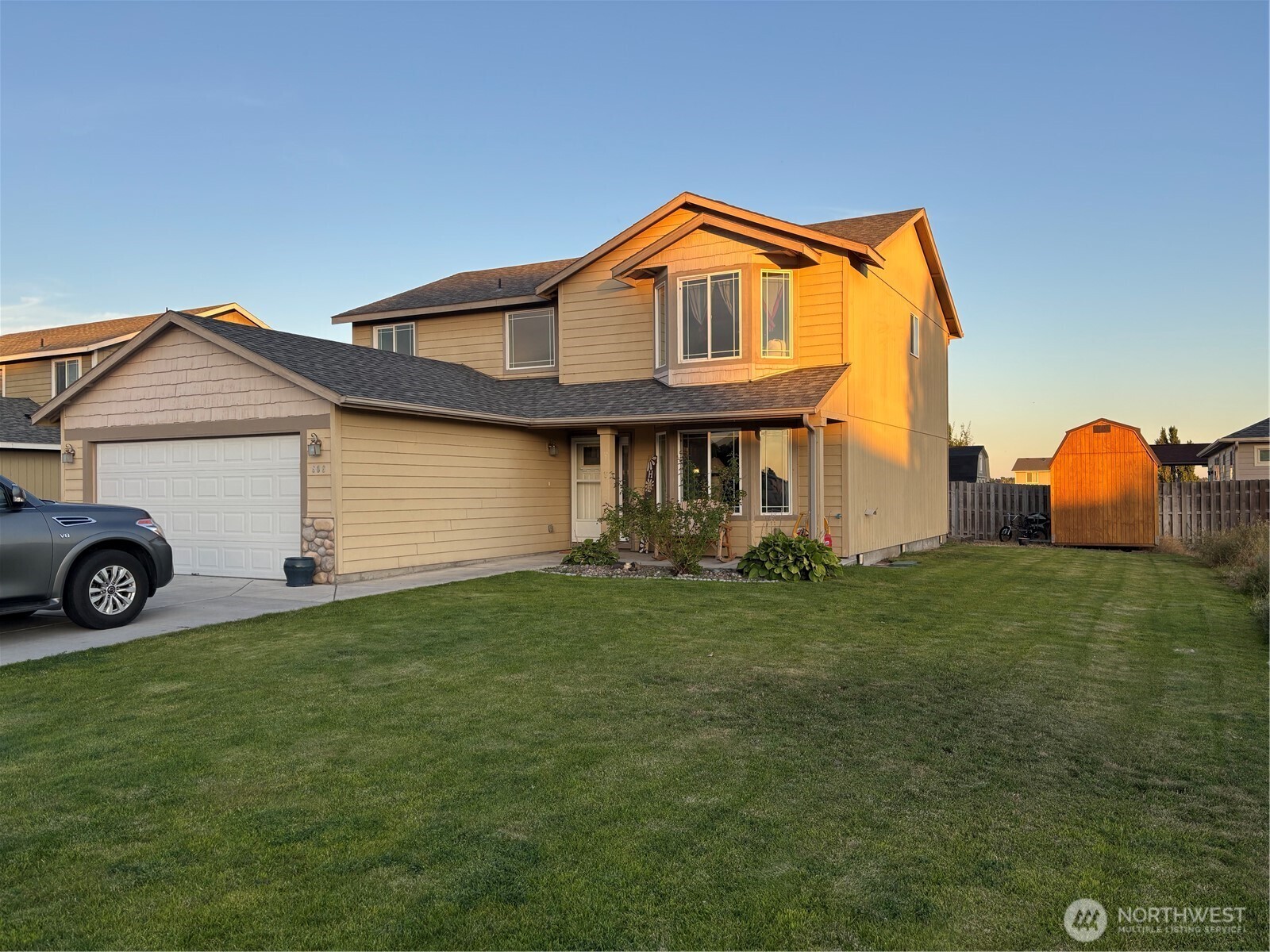 909 Polo Ridge Moses Lake, WA 98837 - Photo 2 of 27 a front view of a house with garden