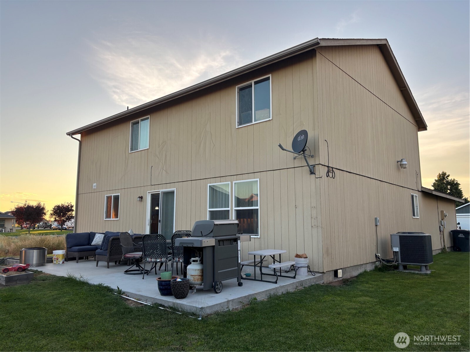 909 Polo Ridge Moses Lake, WA 98837 - Photo 4 of 27 a view of backyard of house with outdoor seating and green space