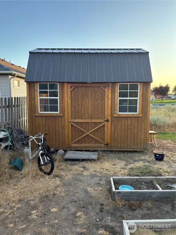 a view of a house with backyard