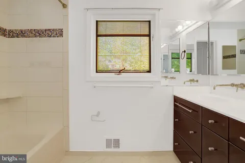 $5,000 | 2921 South Grant Street, Arlington, VA 22202