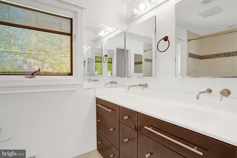 $5,000 | 2921 South Grant Street, Arlington, VA 22202