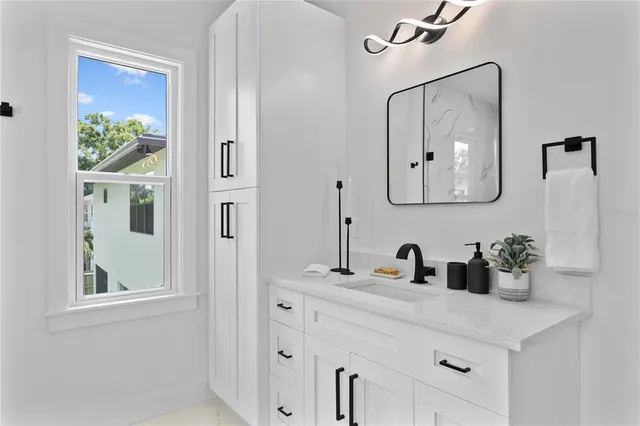 a view of front of a house with a yard