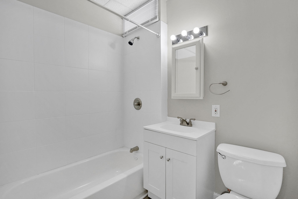 52 Thompson Street Springfield, MA 01109 - Photo 14 of 37