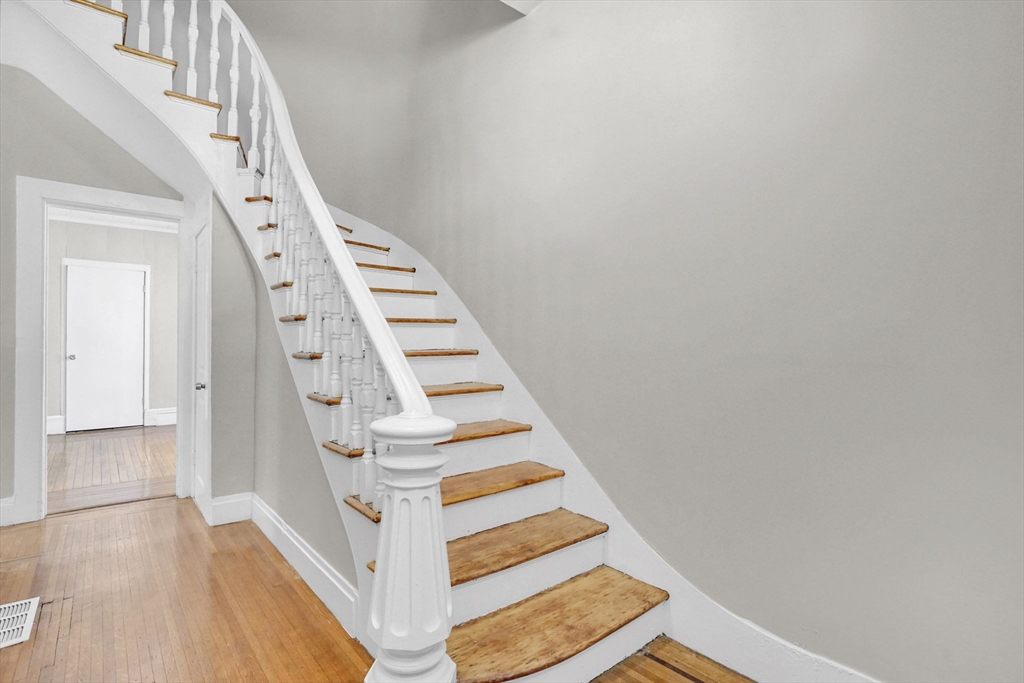 52 Thompson Street Springfield, MA 01109 - Photo 10 of 37