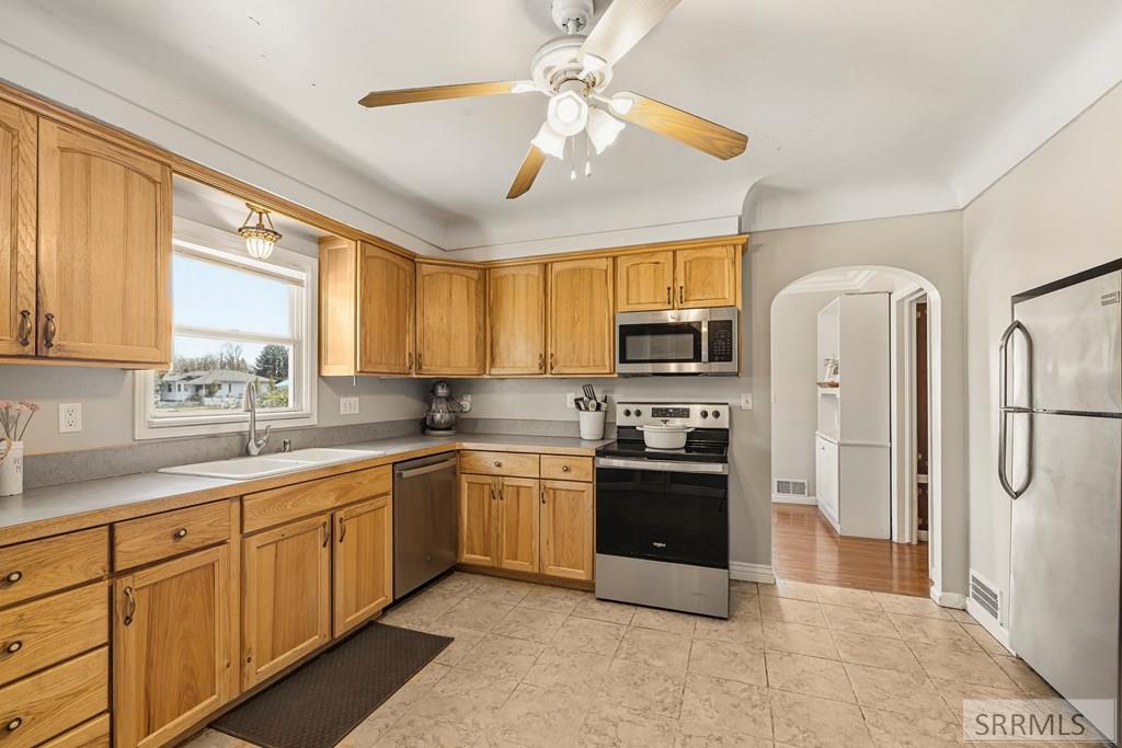 149 East Main Street St. Anthony, ID 83445 - Photo 4 of 33 Kitchen