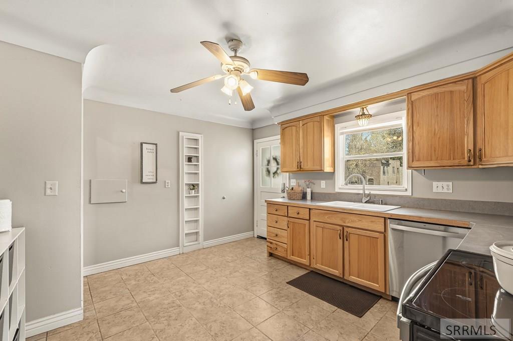 149 East Main Street St. Anthony, ID 83445 - Photo 10 of 33 Kitchen