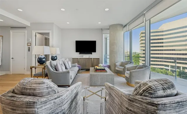 $1,035,000 | 3130 North Harwood Street, Unit 905, Dallas, TX 75201