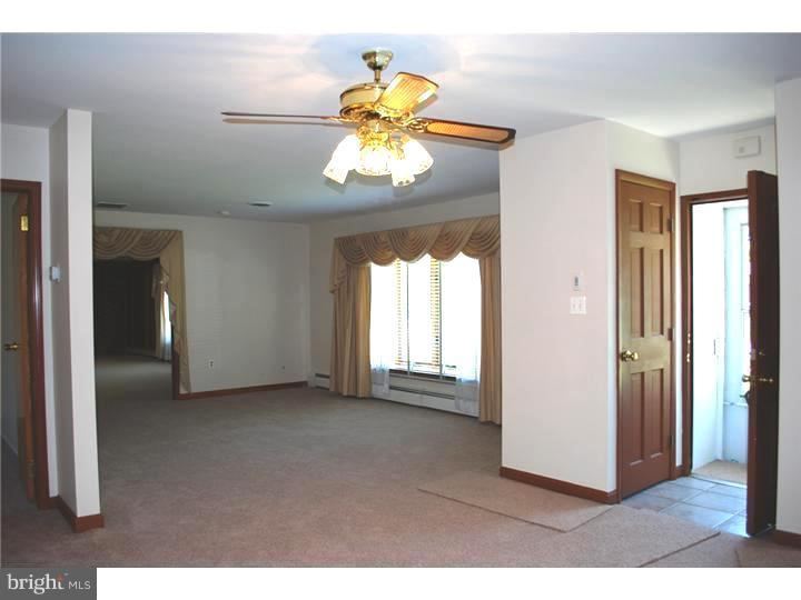 25 Keller Road Newark, DE 19713 - Photo 3 of 20 Living Room