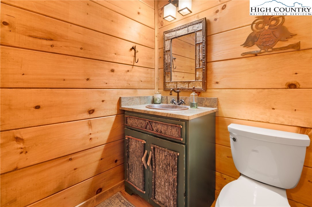 635 Acorn Road Zionville, NC 28698 - Photo 18 of 50 a utility room with dryer and washer