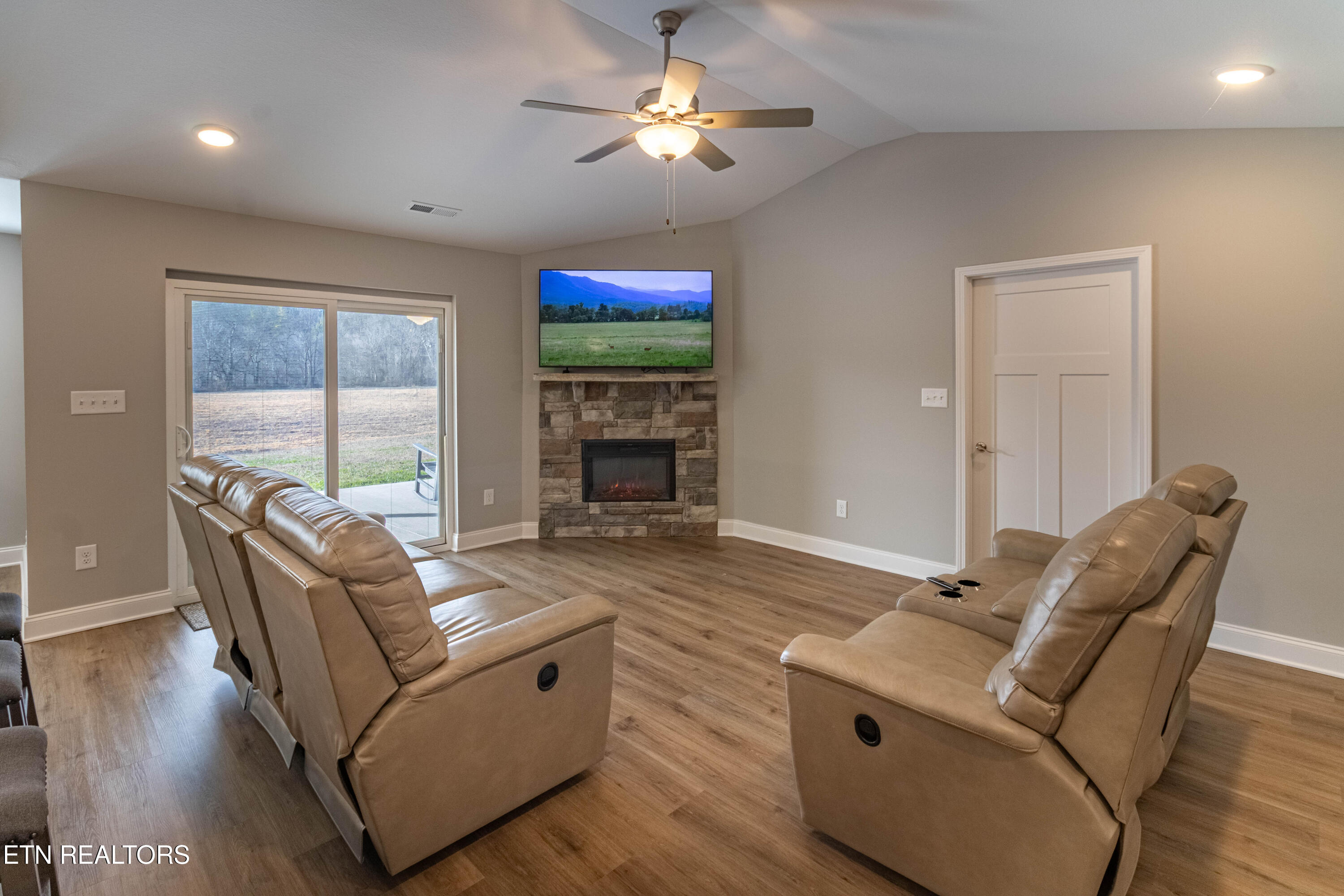 712 Snowflower Circle Pigeon Forge, TN 37863 - Photo 17 of 52 IMG_3457-HDR