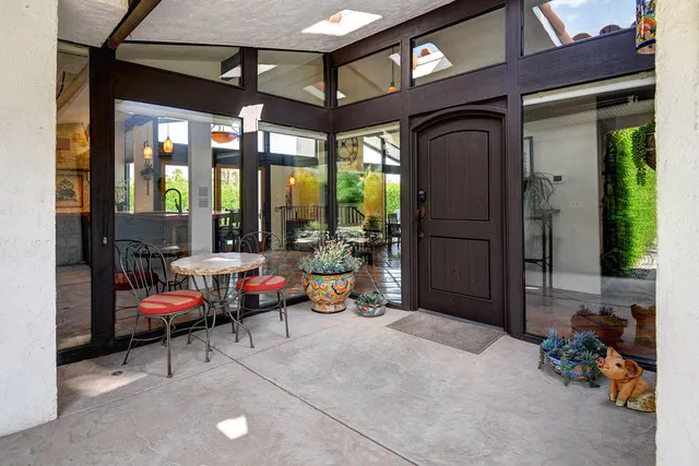 a view of livingroom with furniture