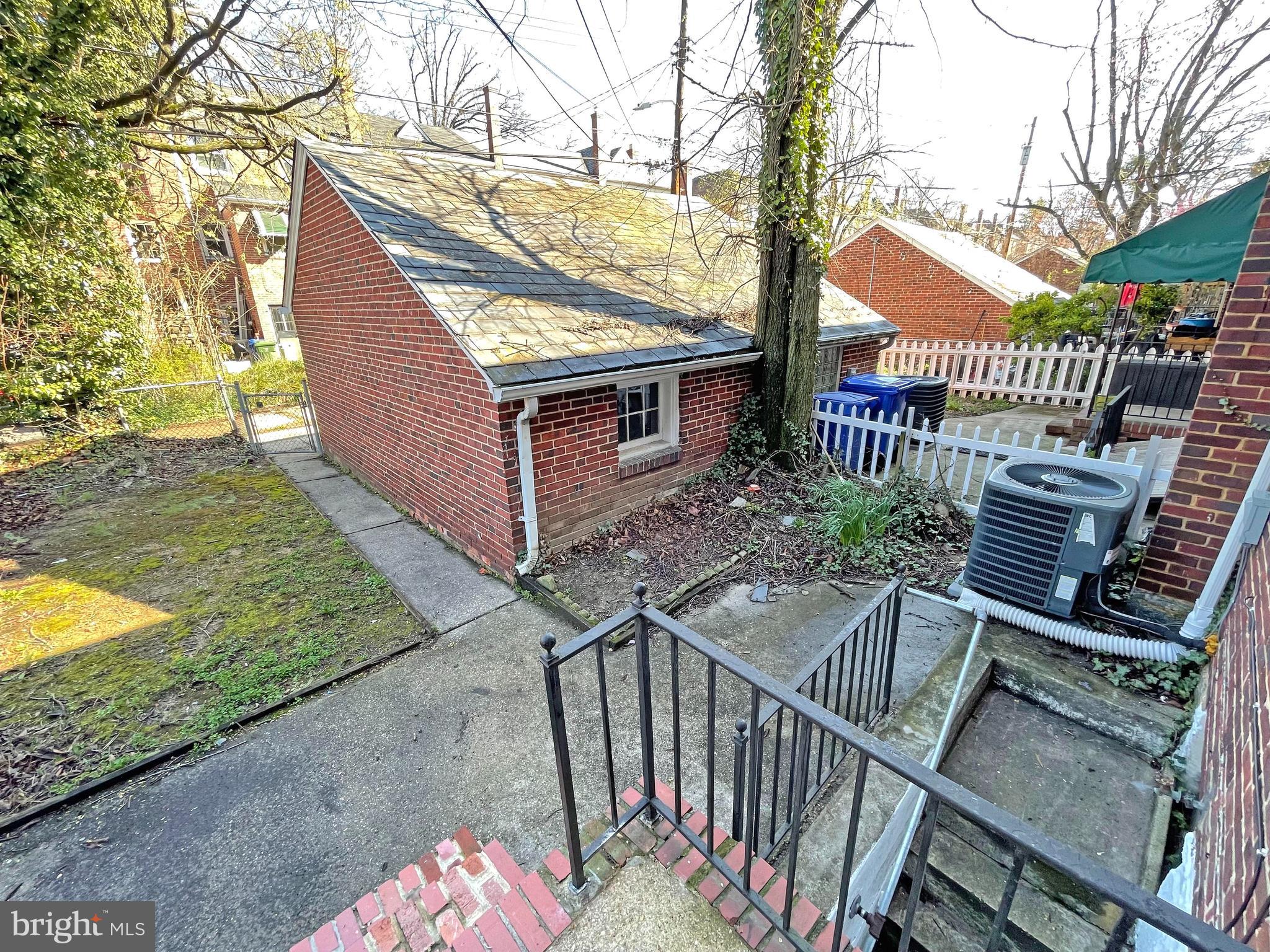 1504 Roundhill Road Baltimore, MD 21218 - Photo 3 of 31 Gallery Image 3