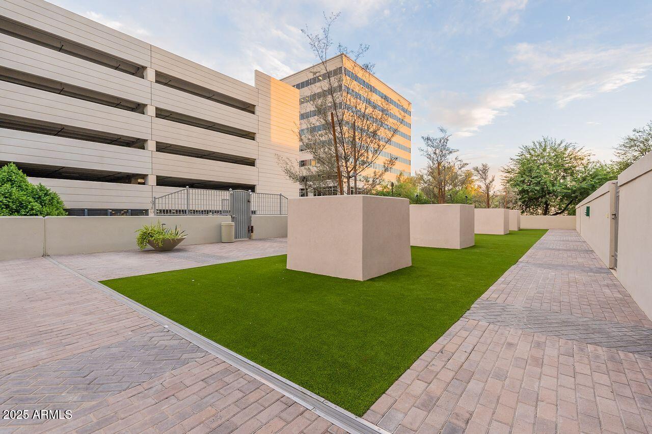 2211 East Camelback Road, Unit 201 Phoenix, AZ 85016 - Photo 34 of 42 a view of a back yard of the house