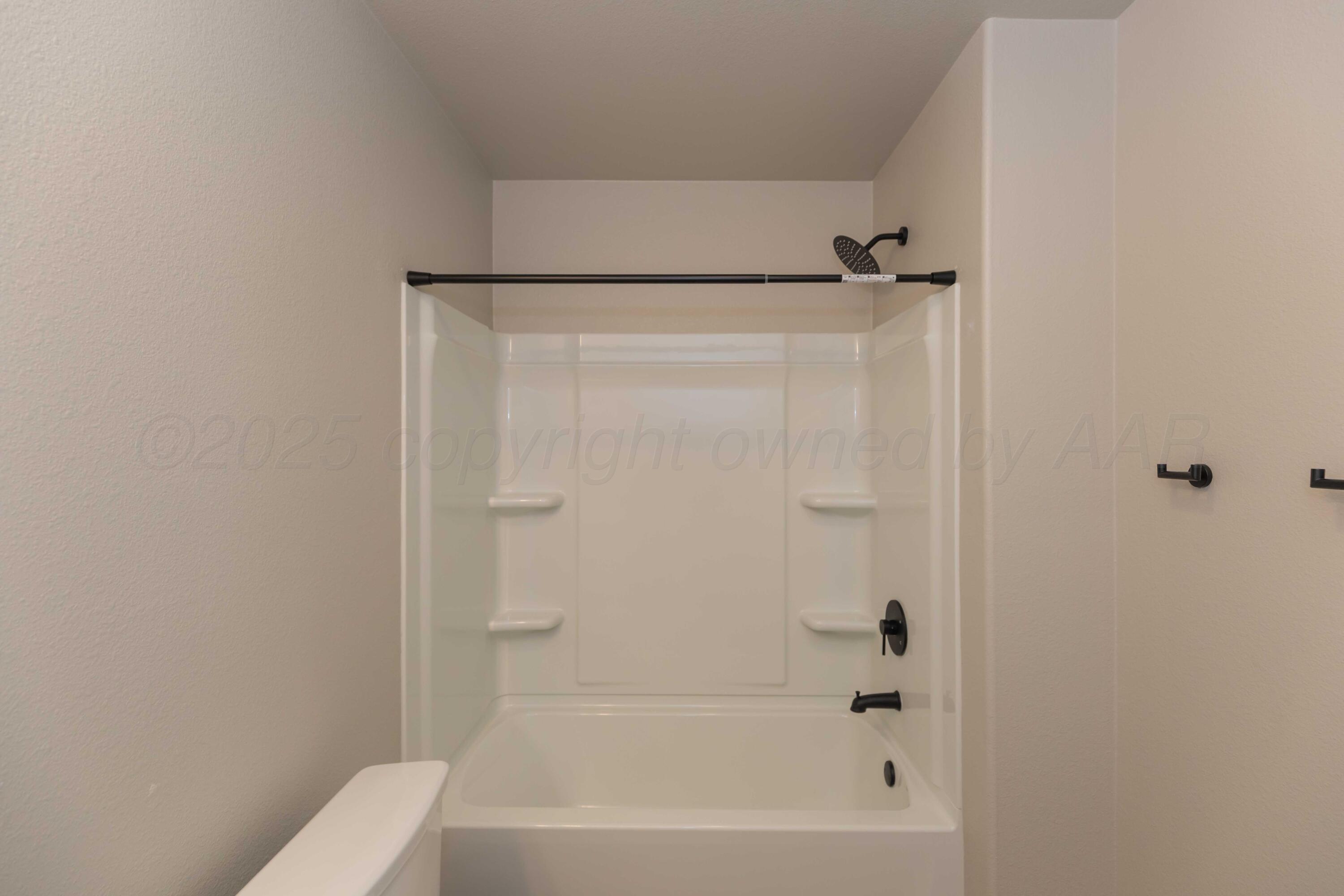 1801 Moon River Road Amarillo, TX 79118 - Photo 24 of 43 a bathroom with a bathtub