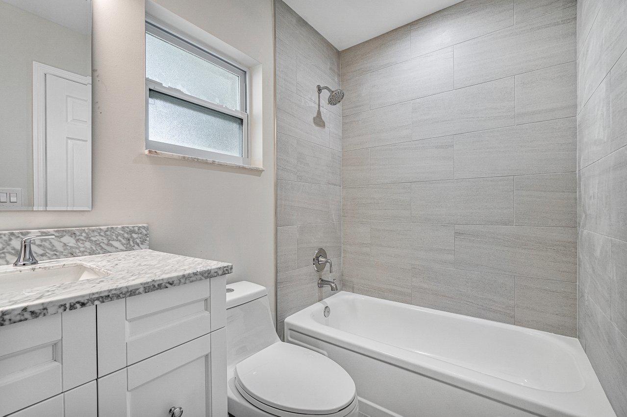 6359 Winding Brook Way Delray Beach, FL 33484 - Photo 15 of 24 a bathroom with a sink toilet and bathtub