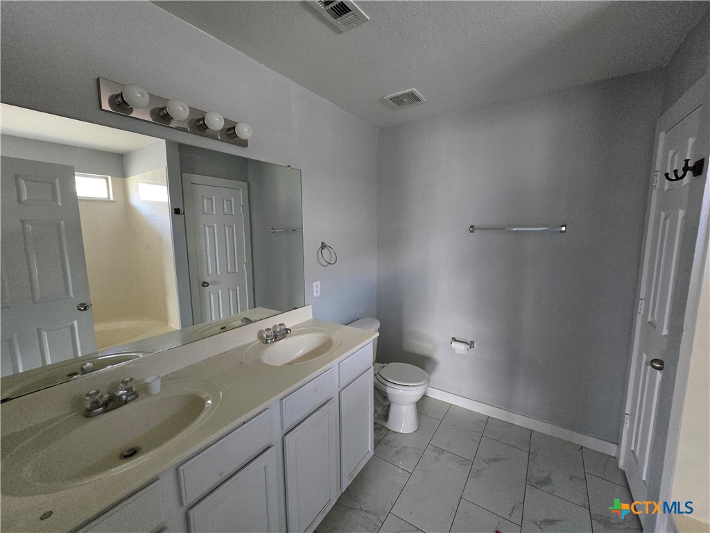 908 Starlight Drive Temple, TX 76502 - Photo 11 of 25 Primary Bathroom