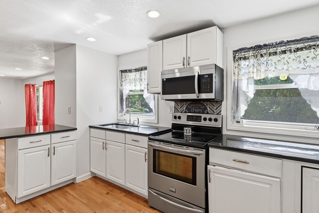 881 Roosevelt Avenue Springfield, MA 01109 - Photo 9 of 35
