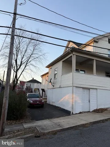 a view of a car park in front of house