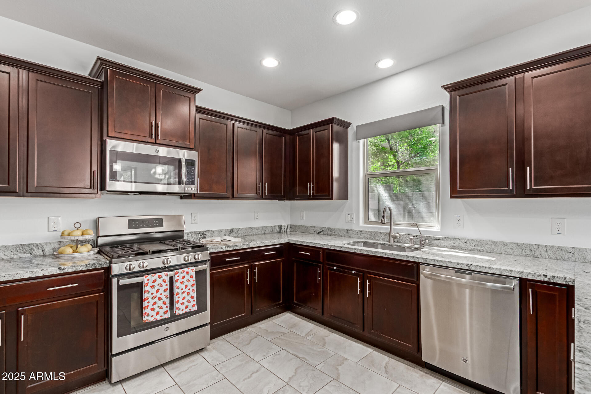 4635 East Patrick Lane Phoenix, AZ 85050 - Photo 7 of 34 Kitchen