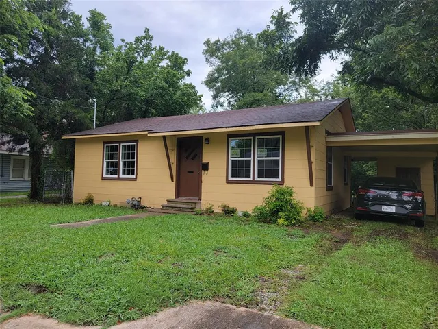 a view of a house with a backyard