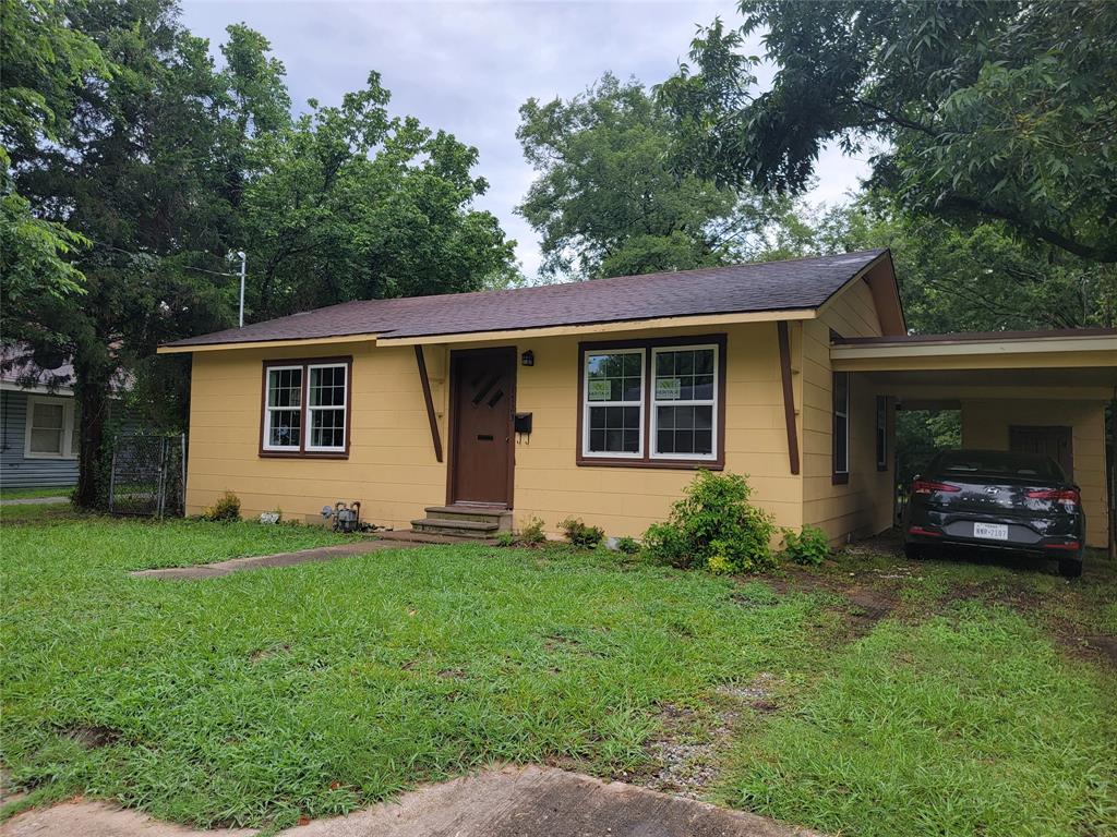 a view of a house with a backyard