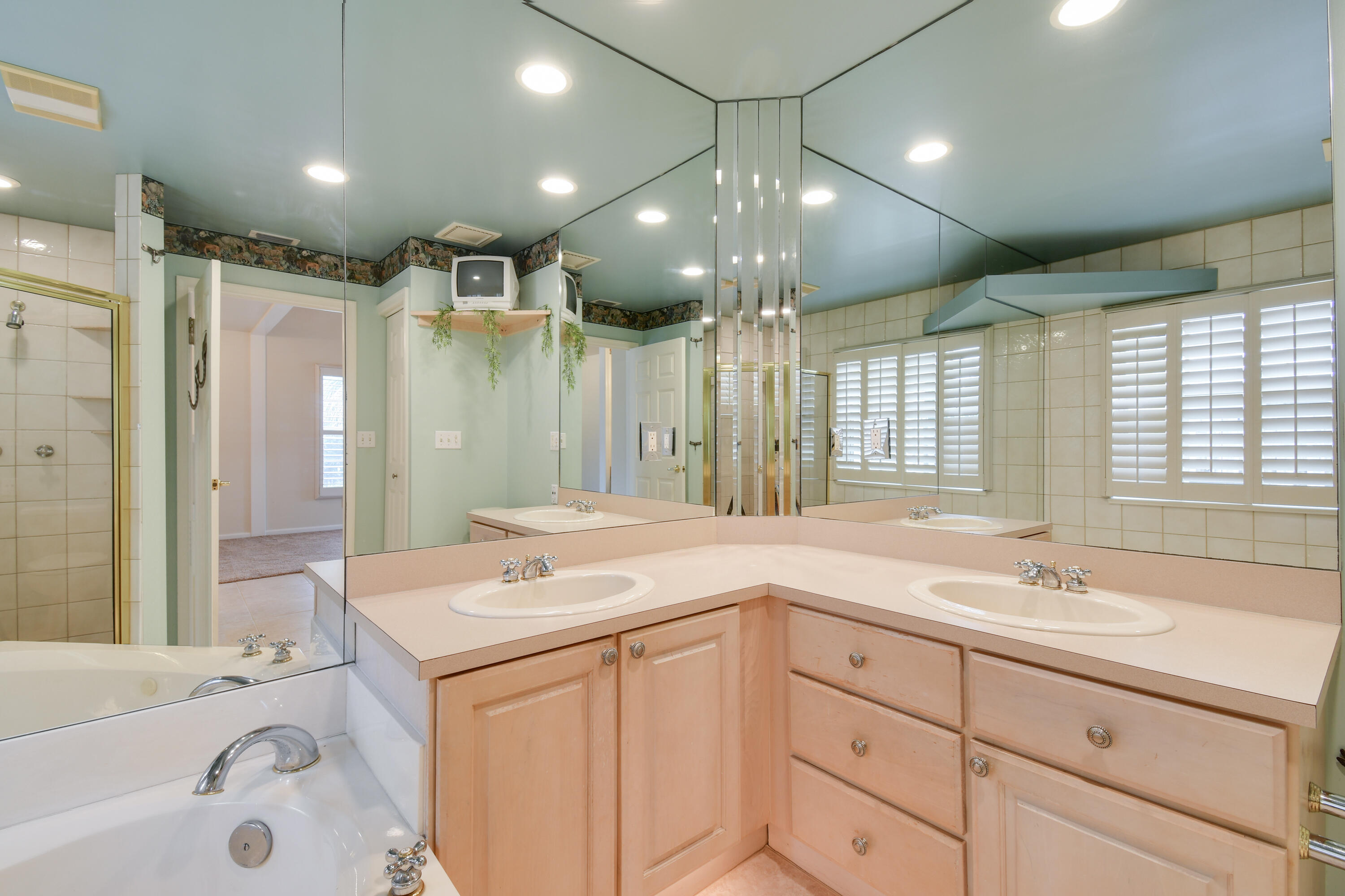 122 Pineview Road Jupiter, FL 33469 - Photo 15 of 37 Master Bath