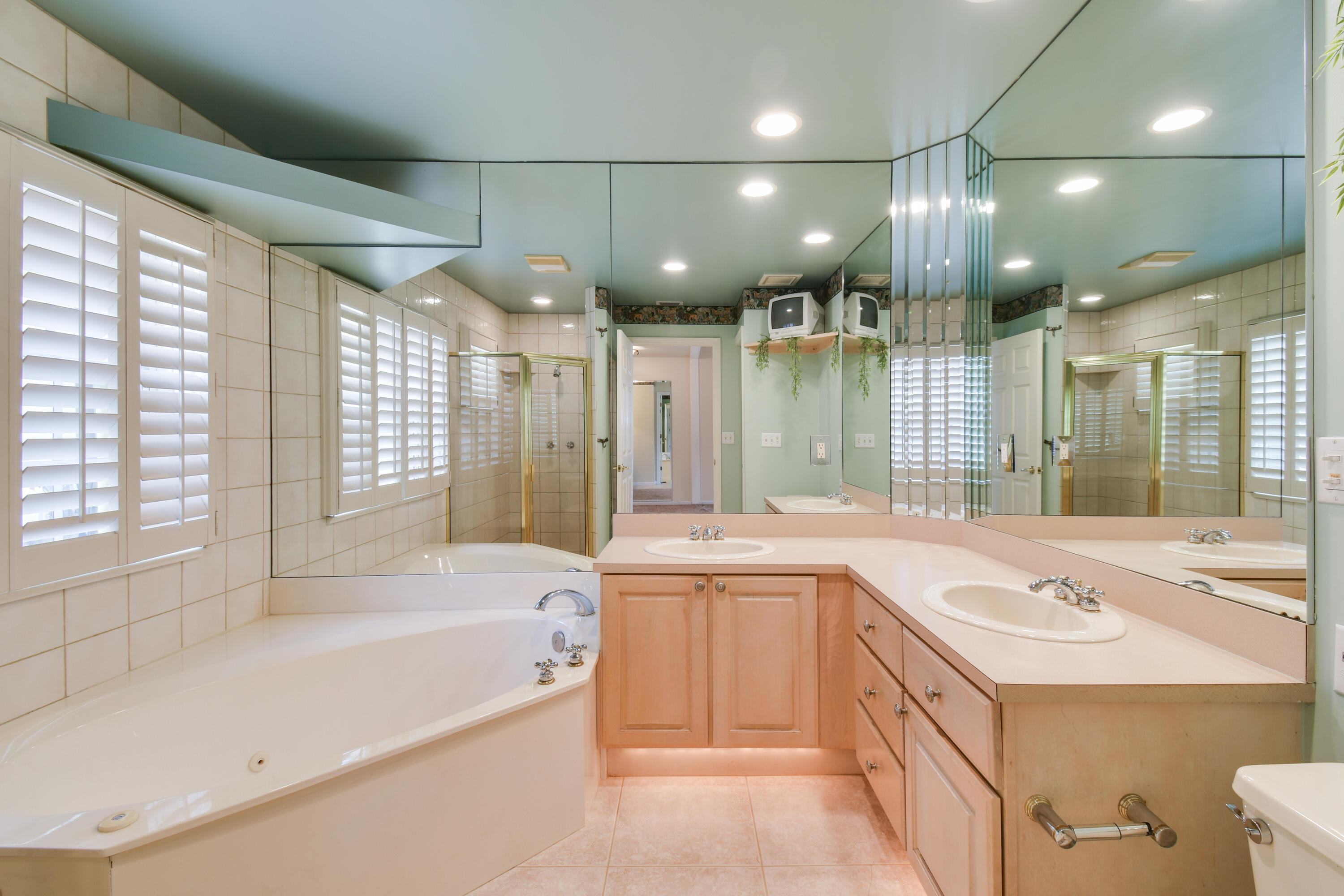 122 Pineview Road Jupiter, FL 33469 - Photo 16 of 37 Master Bath