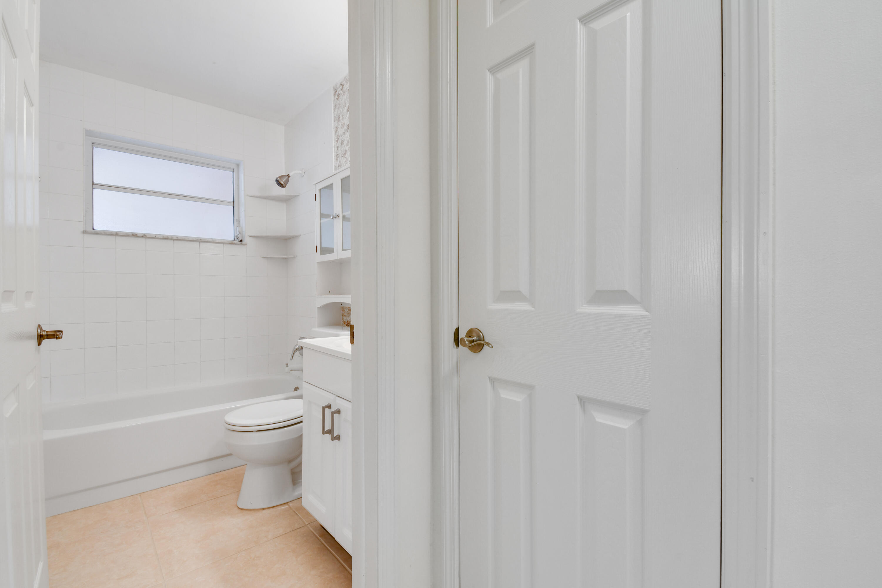 122 Pineview Road Jupiter, FL 33469 - Photo 23 of 37 Guest Bath