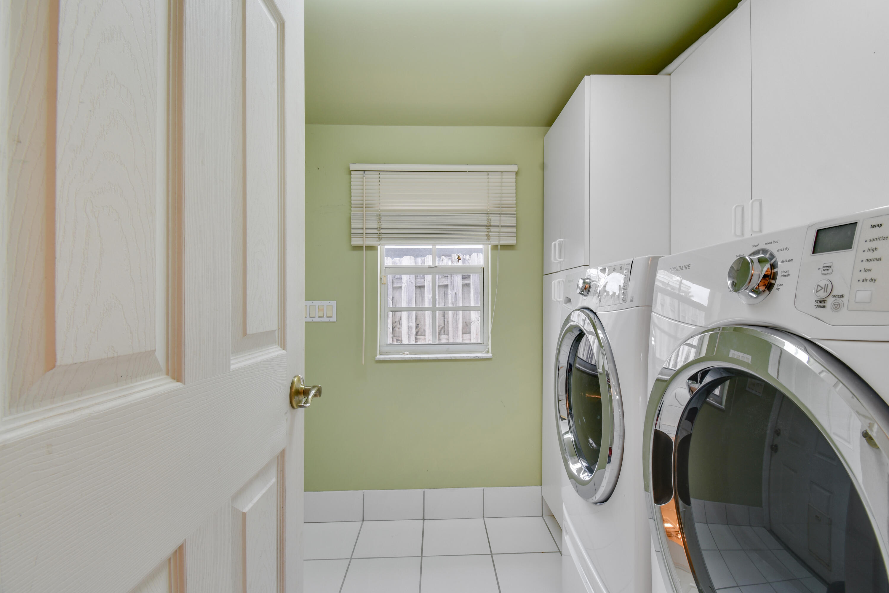 122 Pineview Road Jupiter, FL 33469 - Photo 30 of 37 Laundry Room