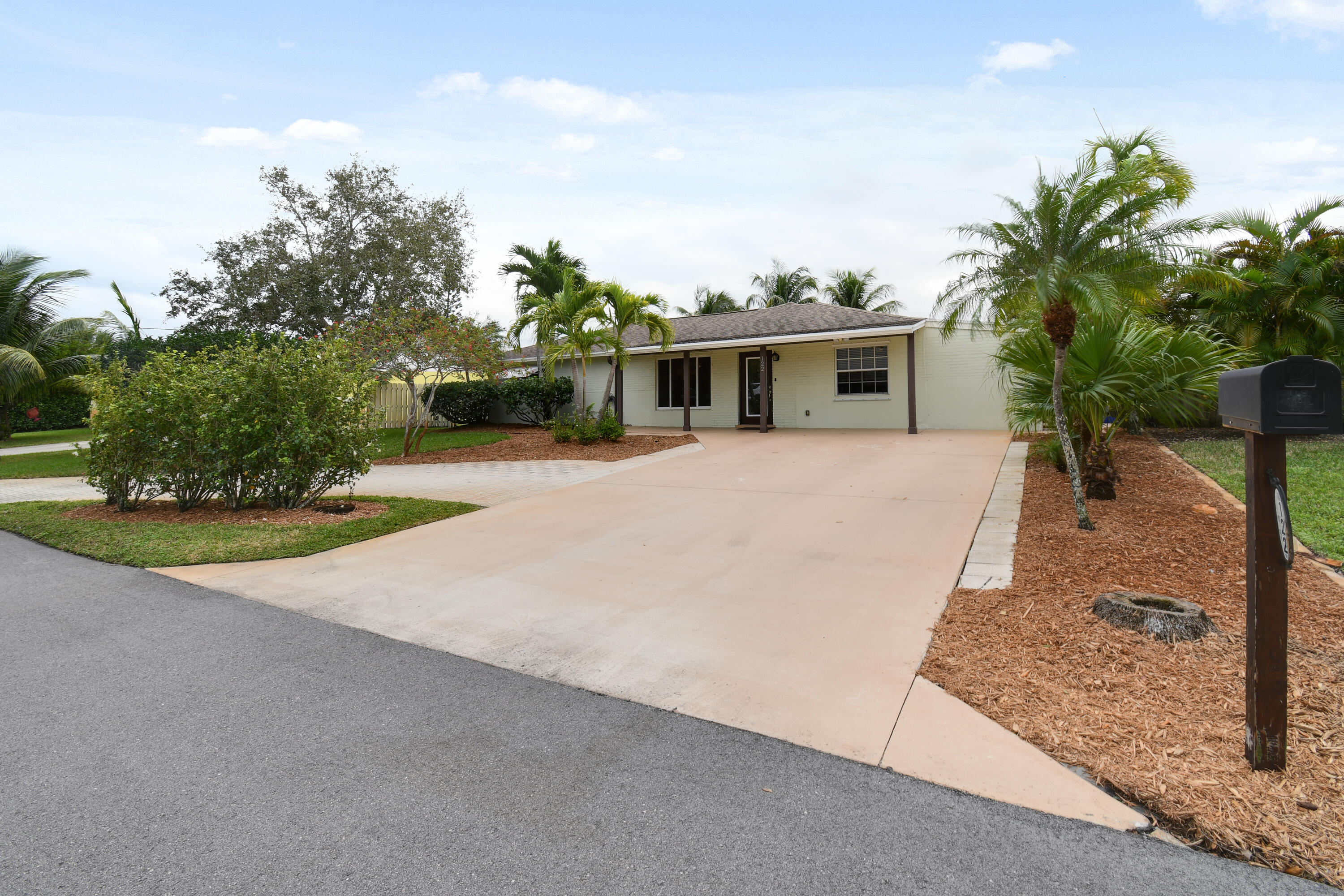 122 Pineview Road Jupiter, FL 33469 - Photo 4 of 37 Front
